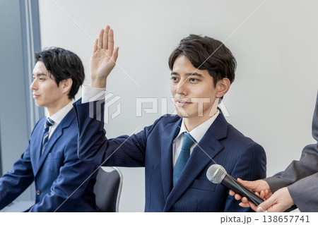 企業側に質問をするビジネスグループ キャリア 中途採用 企業側に質問をするビジネスグループ キャリア 中途採用 138657741
