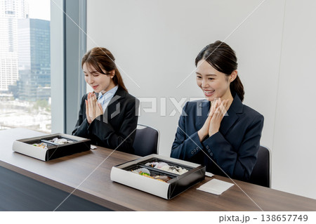 会議室でお弁当を食べるビジネスマンウーマン　 138657749