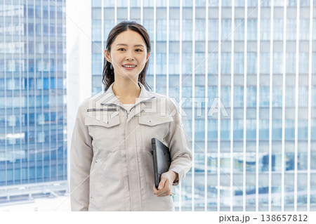 作業服の女性 作業服の女性 138657812