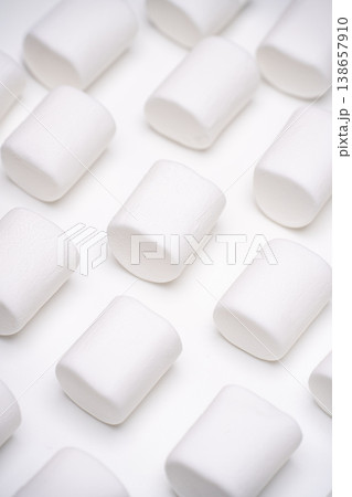 マシュマロが並ぶスイーツ背景素材 138657910
