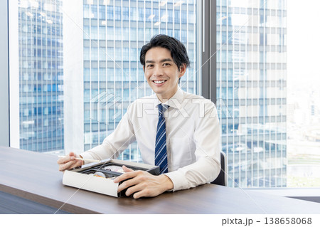 会議室でお弁当を食べるビジネスマン 138658068