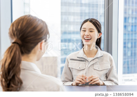 打合せをする作業服の女性 138658094