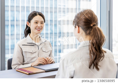 打合せをする作業服の女性 138658095