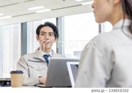 作業服のスタッフ 138658102