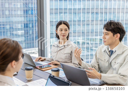 作業服のスタッフ 作業服のスタッフ 138658103