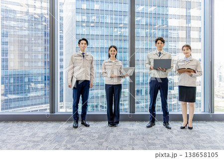 作業服のスタッフ 作業服のスタッフ 138658105