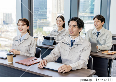 作業服のスタッフ 138658111