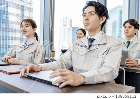 作業服のスタッフ 138658112