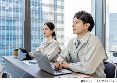 作業服のスタッフ 138658113