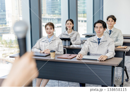 作業服のスタッフ 138658115