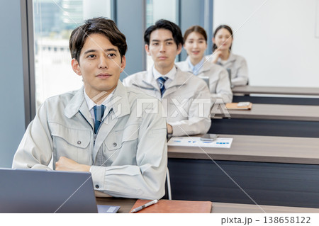 研修を受ける作業服のスタッフ 138658122