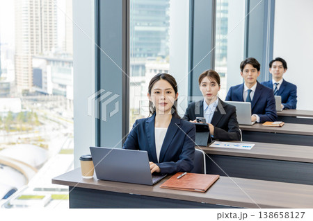 セミナーに参加するビジネスマン男女 138658127