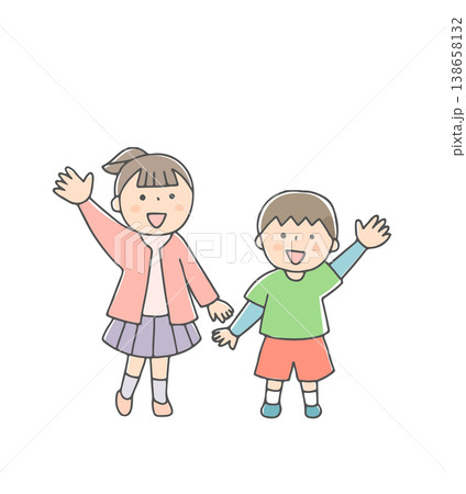 笑顔で見上げて手を振る男の子と女の子 138658132