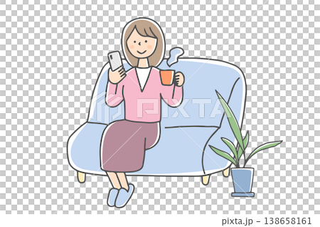 一位女士坐在沙發上，一邊啜飲著熱飲，一邊看著她的智慧型手機。 138658161