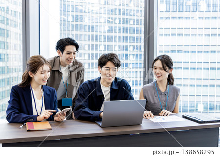 ミーティングするビジネスグループ 138658295
