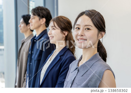 横並びのビジネスグループ 138658302
