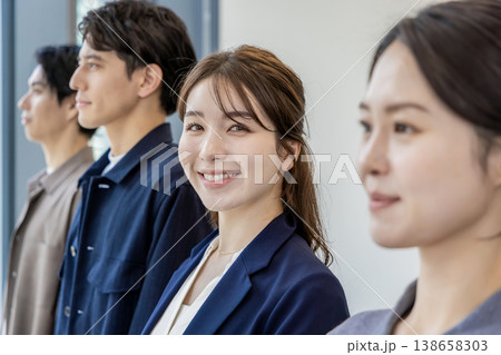 横並びのビジネスグループ 横並びのビジネスグループ 138658303