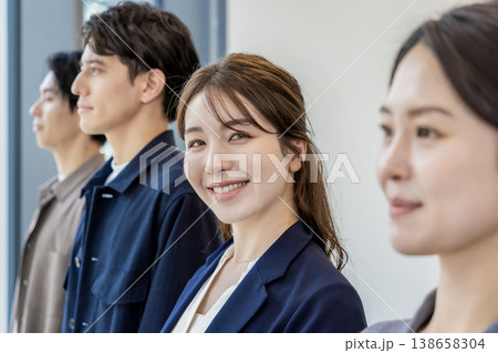 横並びのビジネスグループ 138658304