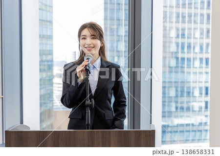 講習会でマイクを持って話す白人女性 講習会でマイクを持って話す白人女性 138658331