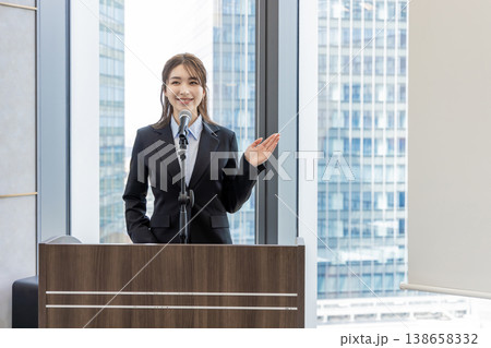 講習会でマイクを持って話す白人女性 138658332