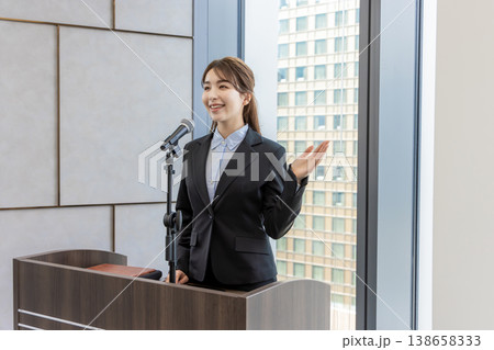 講習会でマイクを持って話す白人女性 講習会でマイクを持って話す白人女性 138658333