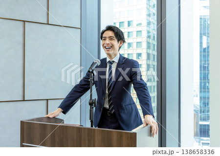 セミナー 講師 ビジネスマン 研修 ビジネスイメージ 138658336