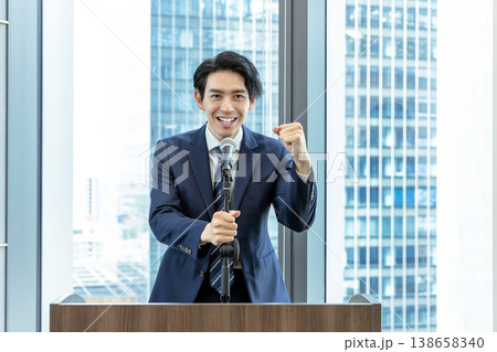 セミナー 講師 ビジネスマン 研修 ビジネスイメージ セミナー 講師 ビジネスマン 研修 ビジネスイメージ 138658340