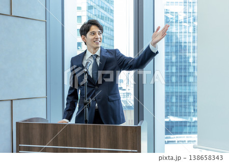 セミナー 講師 ビジネスマン 研修 ビジネスイメージ 138658343