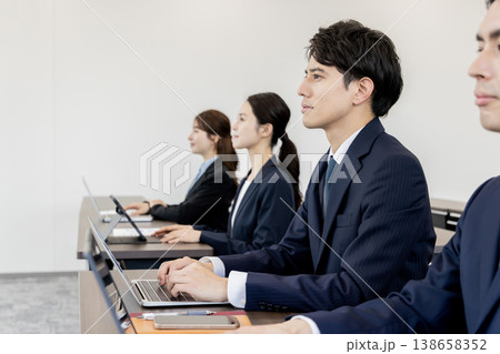 研修を受けるビジネスマン 138658352
