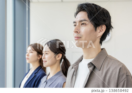 横並びのビジネスグループ 横並びのビジネスグループ 138658492