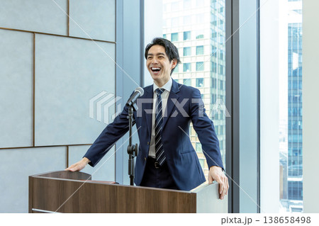 セミナー 講師 ビジネスマン 研修 ビジネスイメージ 138658498