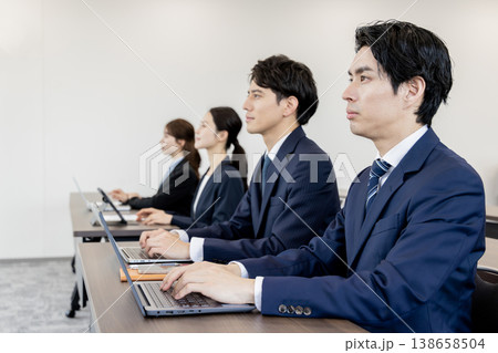 研修を受けるビジネスマン 138658504