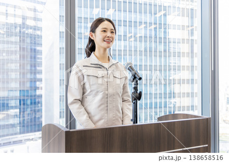 説明をする作業服の女性 138658516