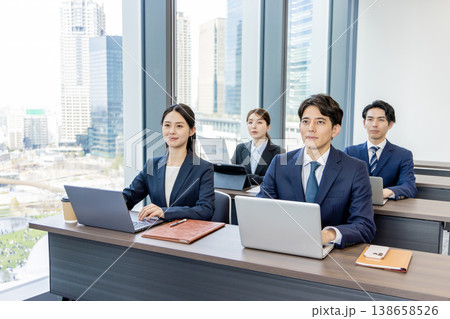 セミナーに参加するビジネスマン男女 138658526