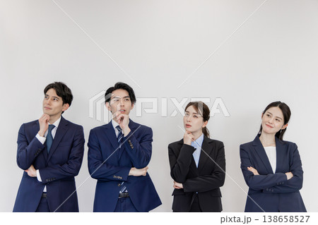悩むビジネスチーム 138658527