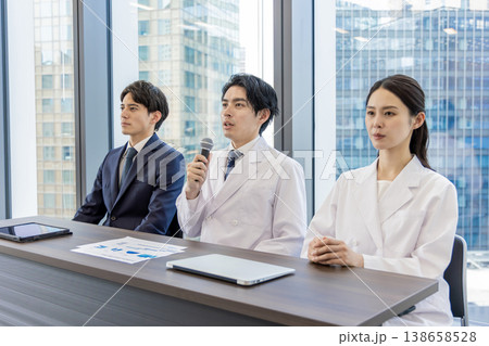 医療関係者　手術前カンファレンス 138658528