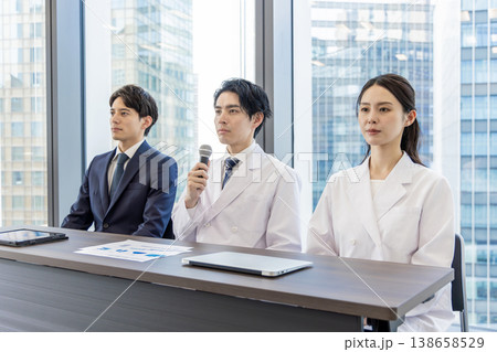 医療関係者　手術前カンファレンス 138658529
