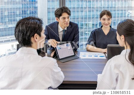 ビジネス　病院　医師　研究　MR 打合せ　商談 138658531