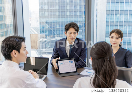 ビジネス　病院　医師　研究　MR 打合せ　商談 138658532