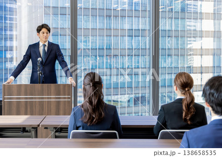 セミナーに参加するビジネスマン男女 138658535