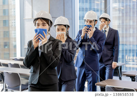 高層ビルの避難訓練 138658538