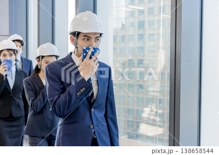 高層ビルの避難訓練 138658544