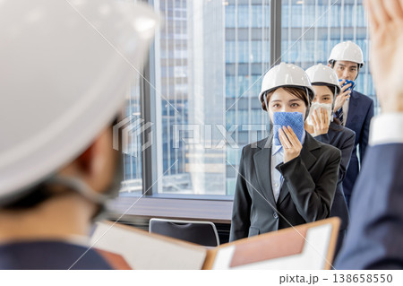 高層ビルの避難訓練 138658550