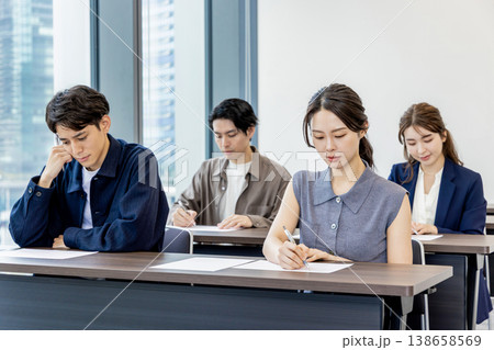 試験を受ける人々 試験を受ける人々 138658569