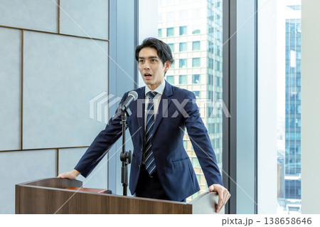 セミナー 講師 ビジネスマン 研修 ビジネスイメージ 138658646