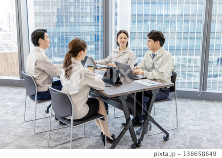 作業服のスタッフ 138658649