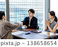 握手するビジネスマン 138658654