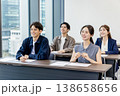 セミナー・授業に参加する男女 138658656