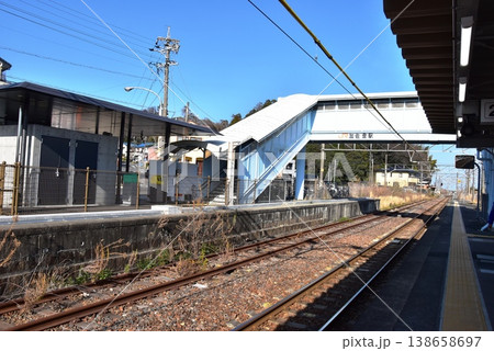 三重県鈴鹿市　JR加佐登駅プラットホームと駅舎 138658697
