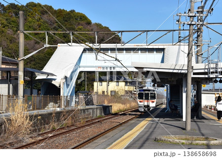 三重県鈴鹿市 JR加佐登駅プラットホームと列車 三重県鈴鹿市 JR加佐登駅プラットホームと列車 138658698